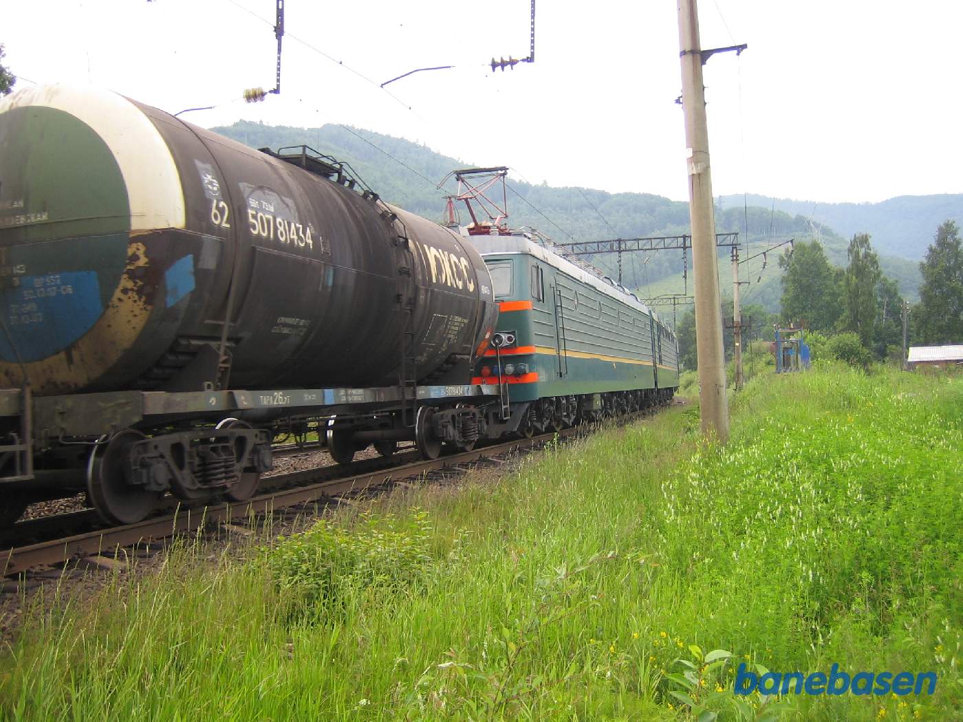 Et godstog passerer sommerhusområdet i retning mod Ulan-Bator