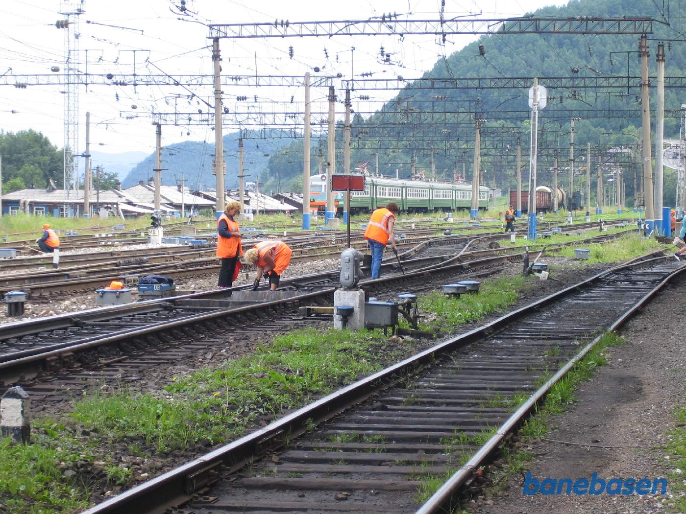 Banearbejdere i fuld gang med eftersyn og smøring af sporskifter
