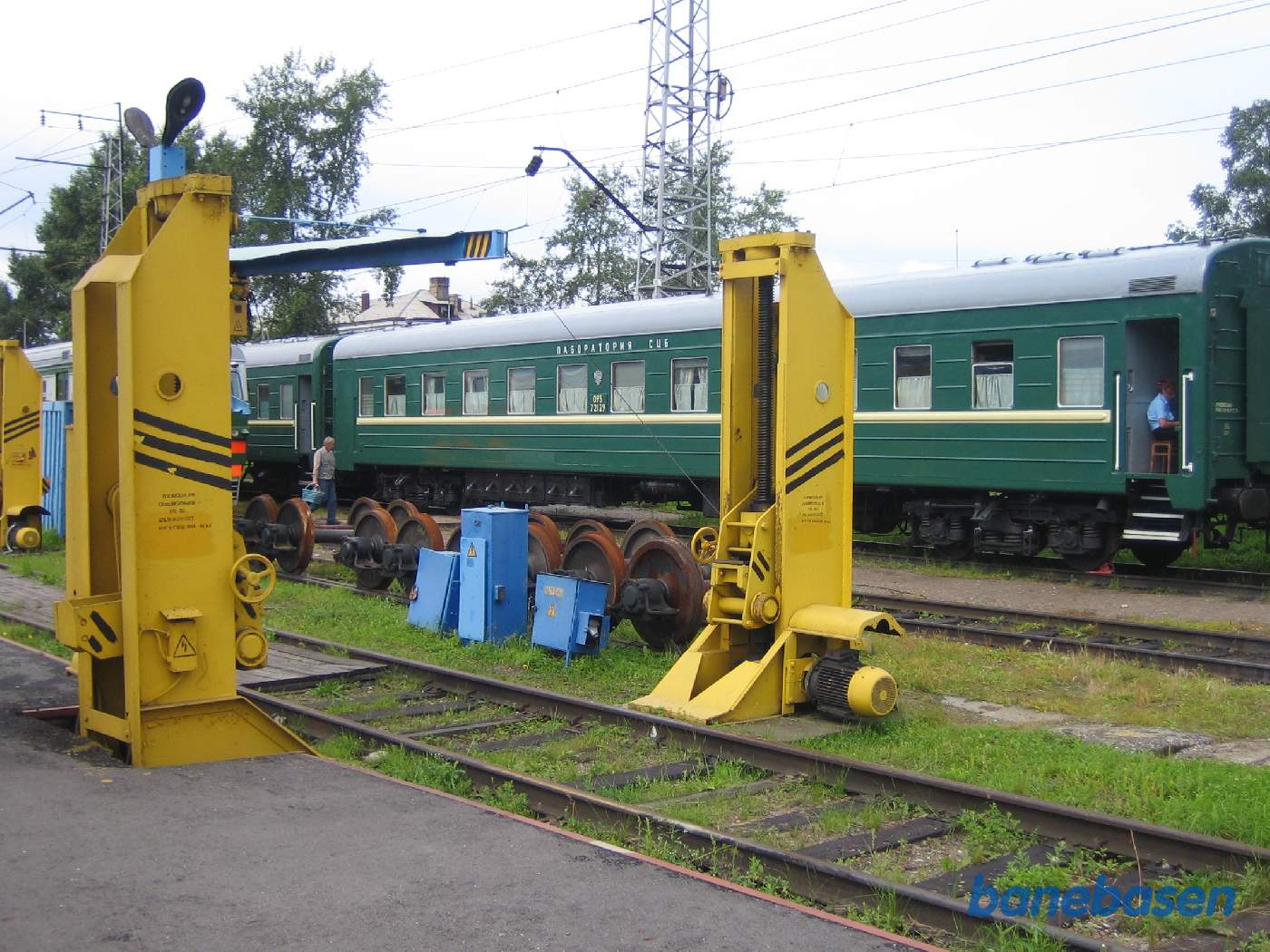 Løftetårne udenfor værkstedet