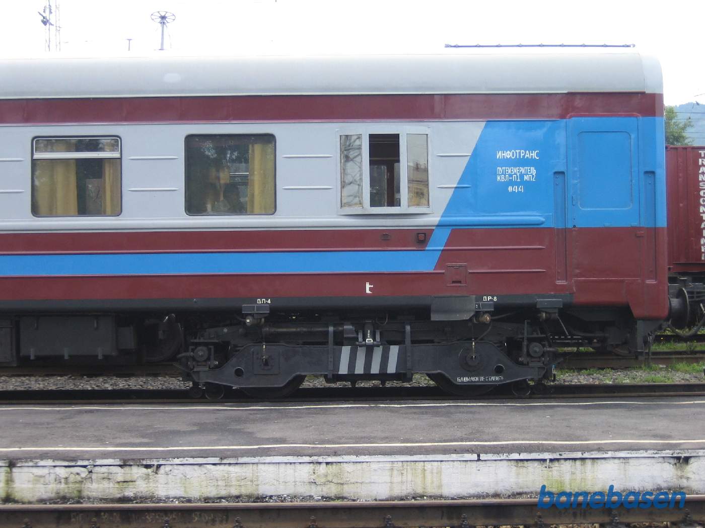 Et nærbillede af en specialvogn med målebogier, de små hjul på hver side af bogien