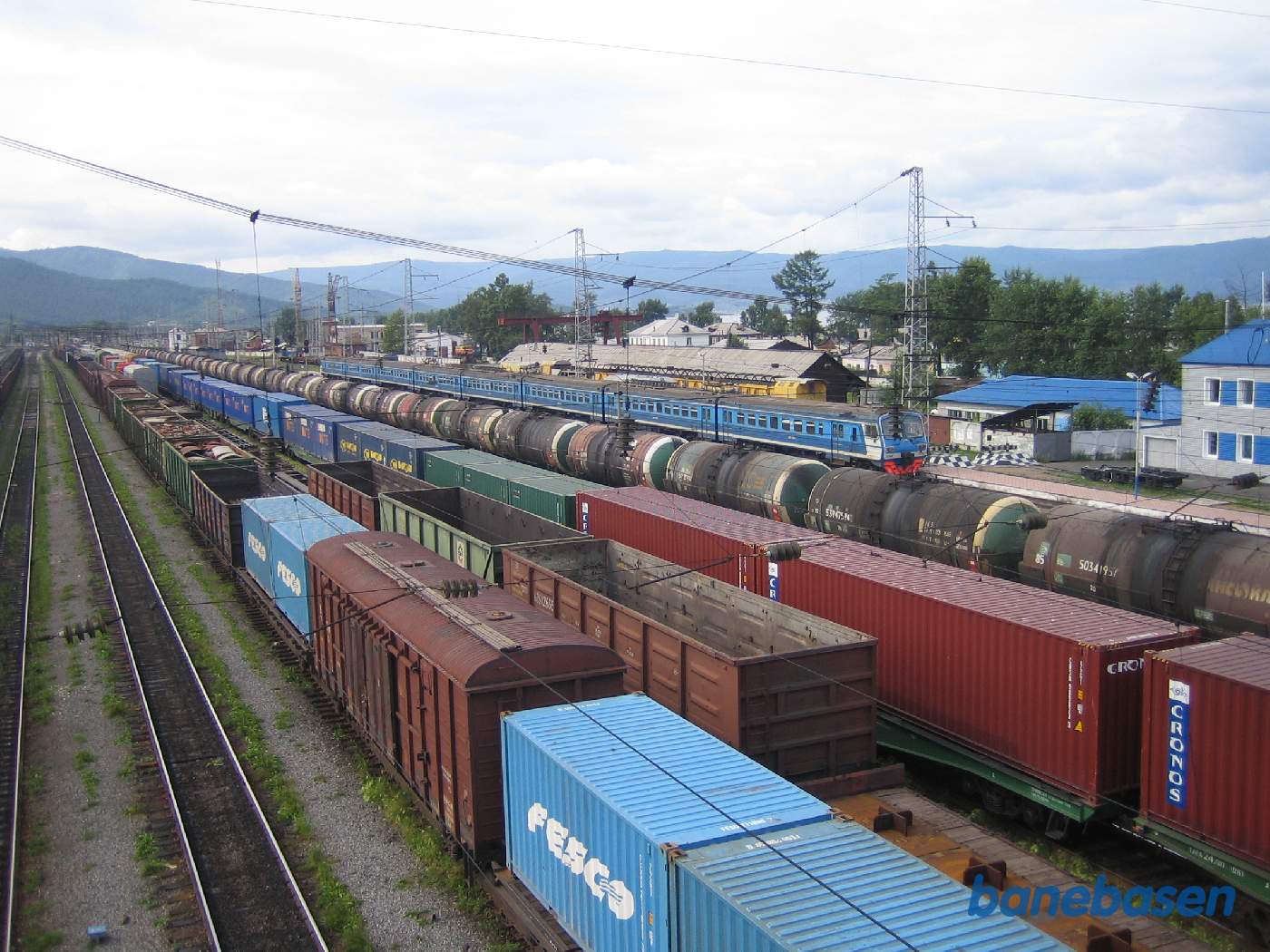 Et vue ned over stationsområdet med de mange ventende godstog, set i retning mod Irkutsk. Billedet er taget fra den lange gangbro over stationsområdet