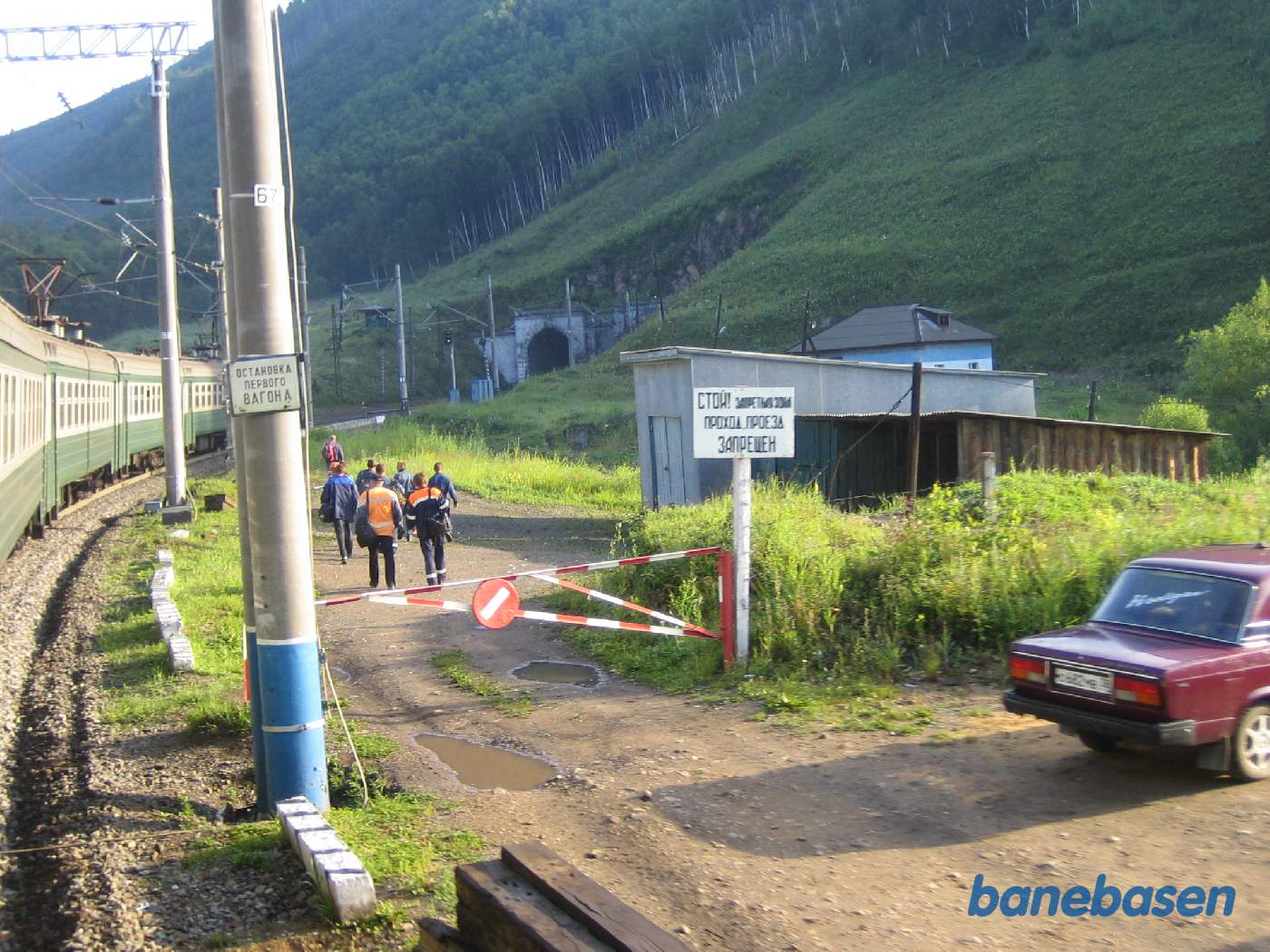 Efter et simpelt trinbræt på strækningen kører toget ind i en lang tunnel