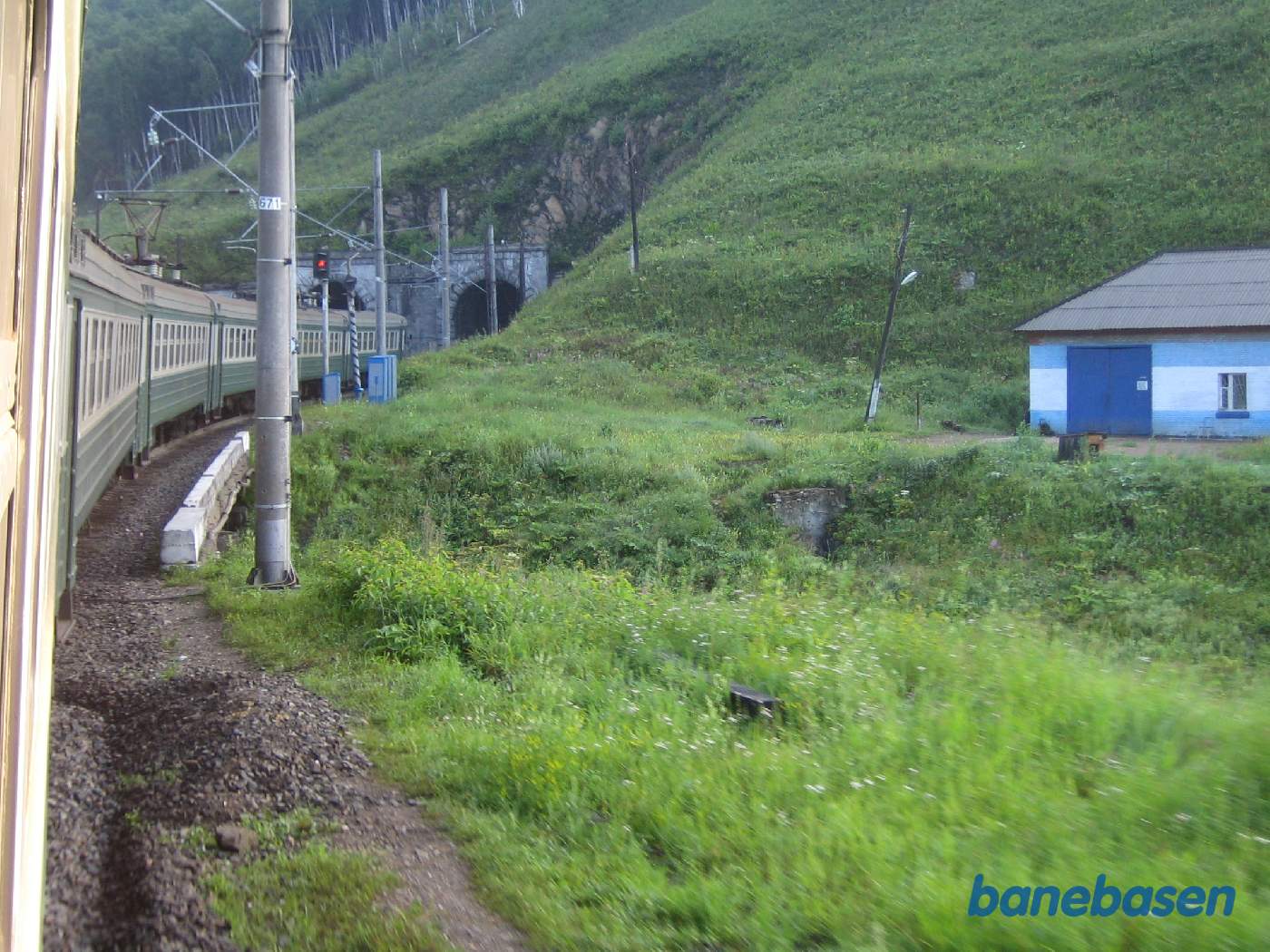 Efter et simpelt trinbræt på strækningen kører toget ind i en lang tunnel