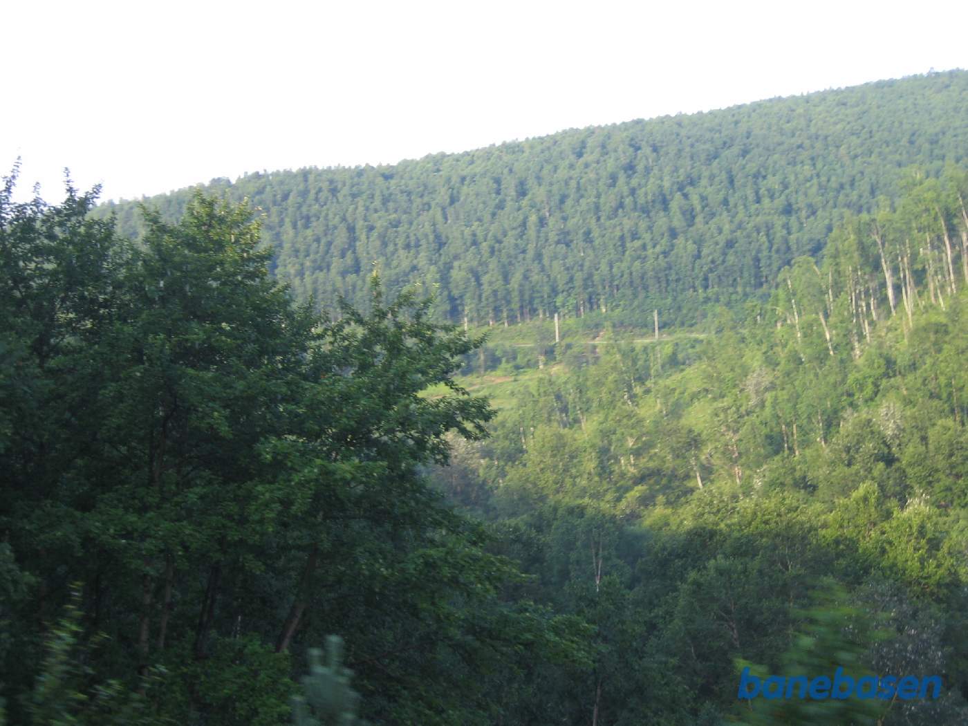 Banen, hvor vi kørte for et øjeblik siden, ses på den modsatte bjergside