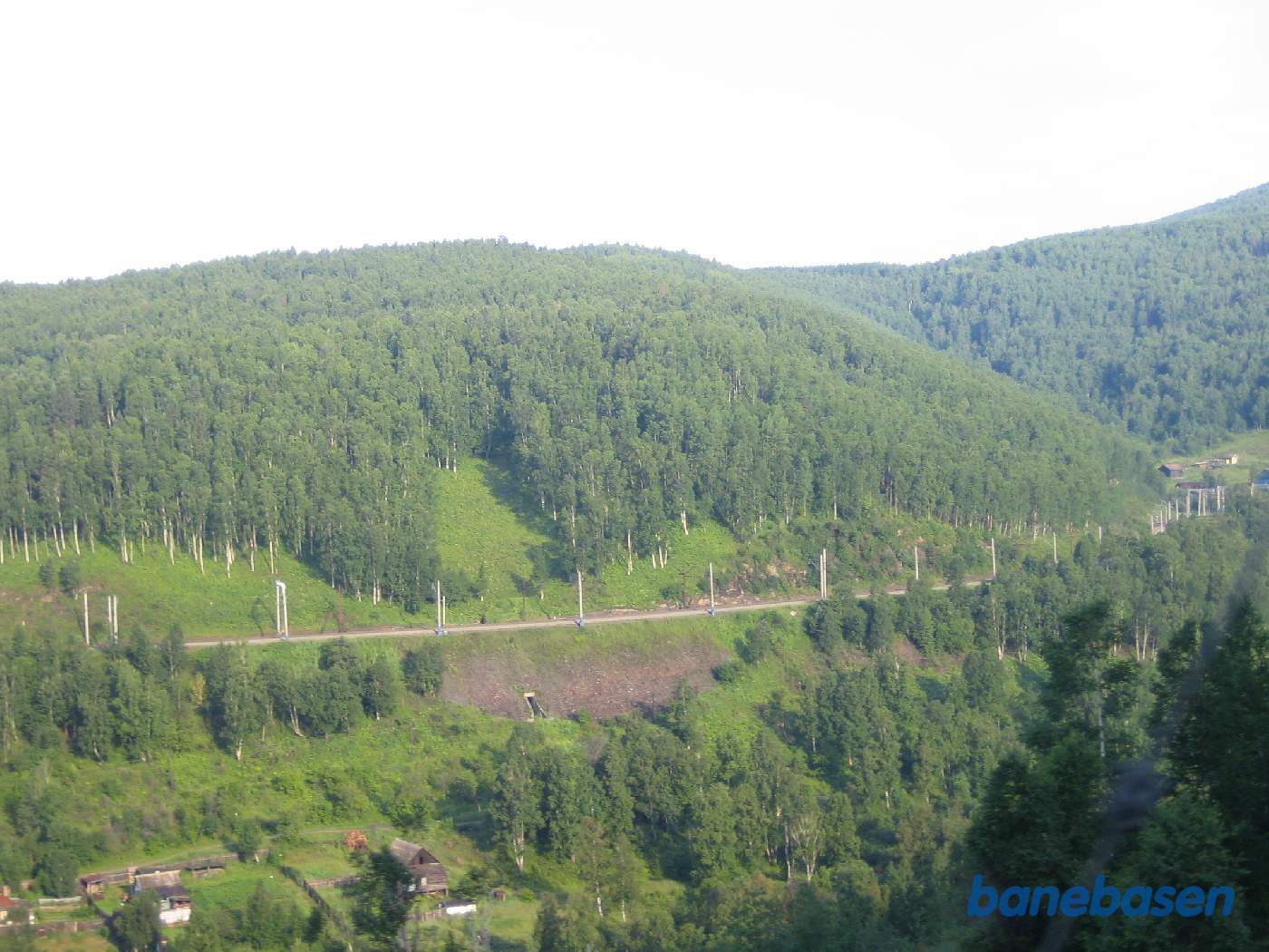 Banen, hvor vi kørte for et øjeblik siden, ses på den modsatte bjergside
