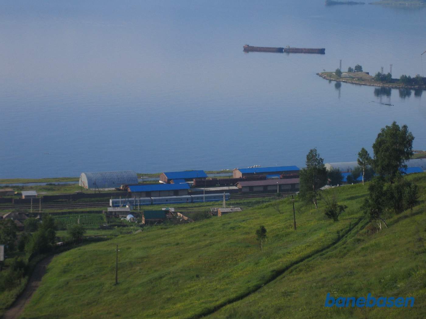 Vi er kommet højt op over søen og kan se ned på den lille station Kultuk på Baikalbanen til Port Baikal