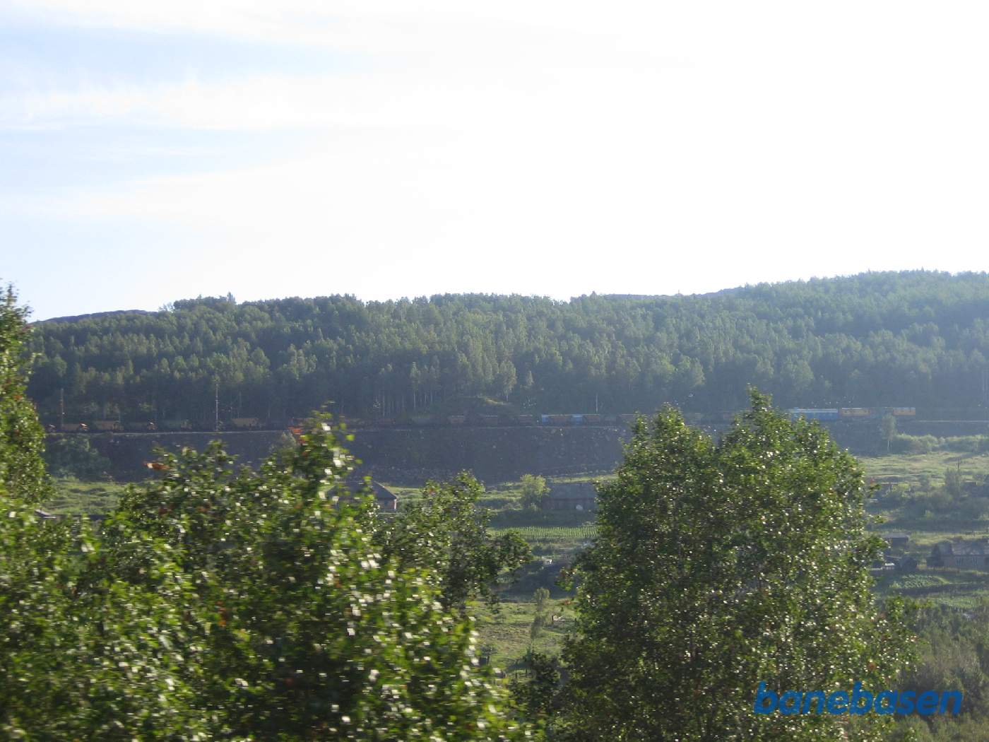 Banen, hvor vi kørte for et øjeblik siden, ses på den modsatte bjergside