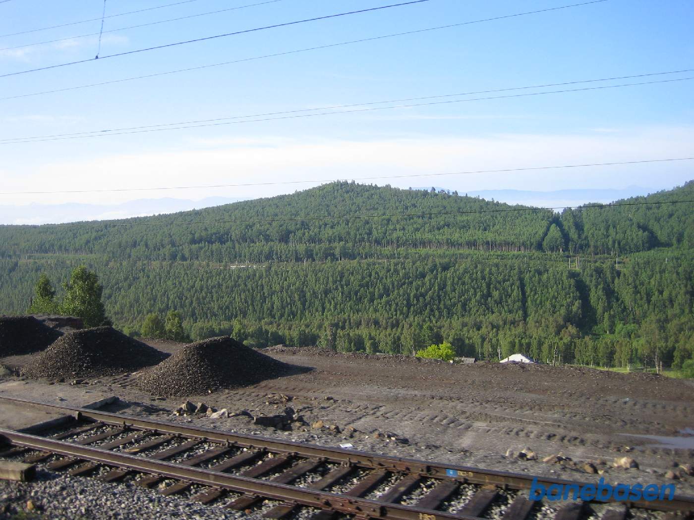 Banen, hvor vi kørte for et øjeblik siden, ses på den modsatte bjergside