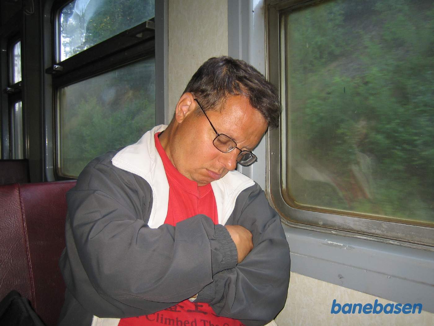 En træt turist i persontoget til Irkutsk