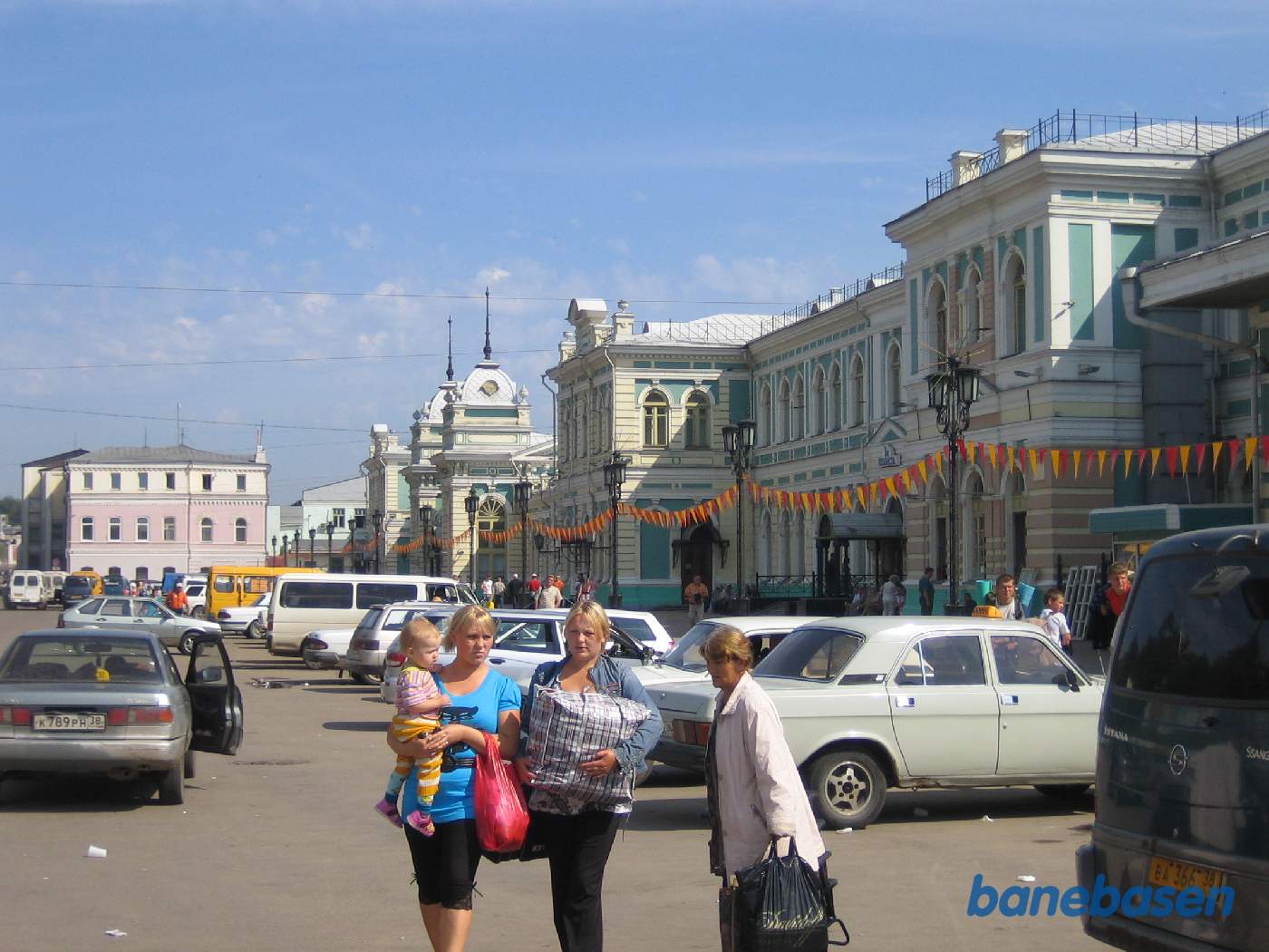 Den flotte stationsbygning set fra vejen
