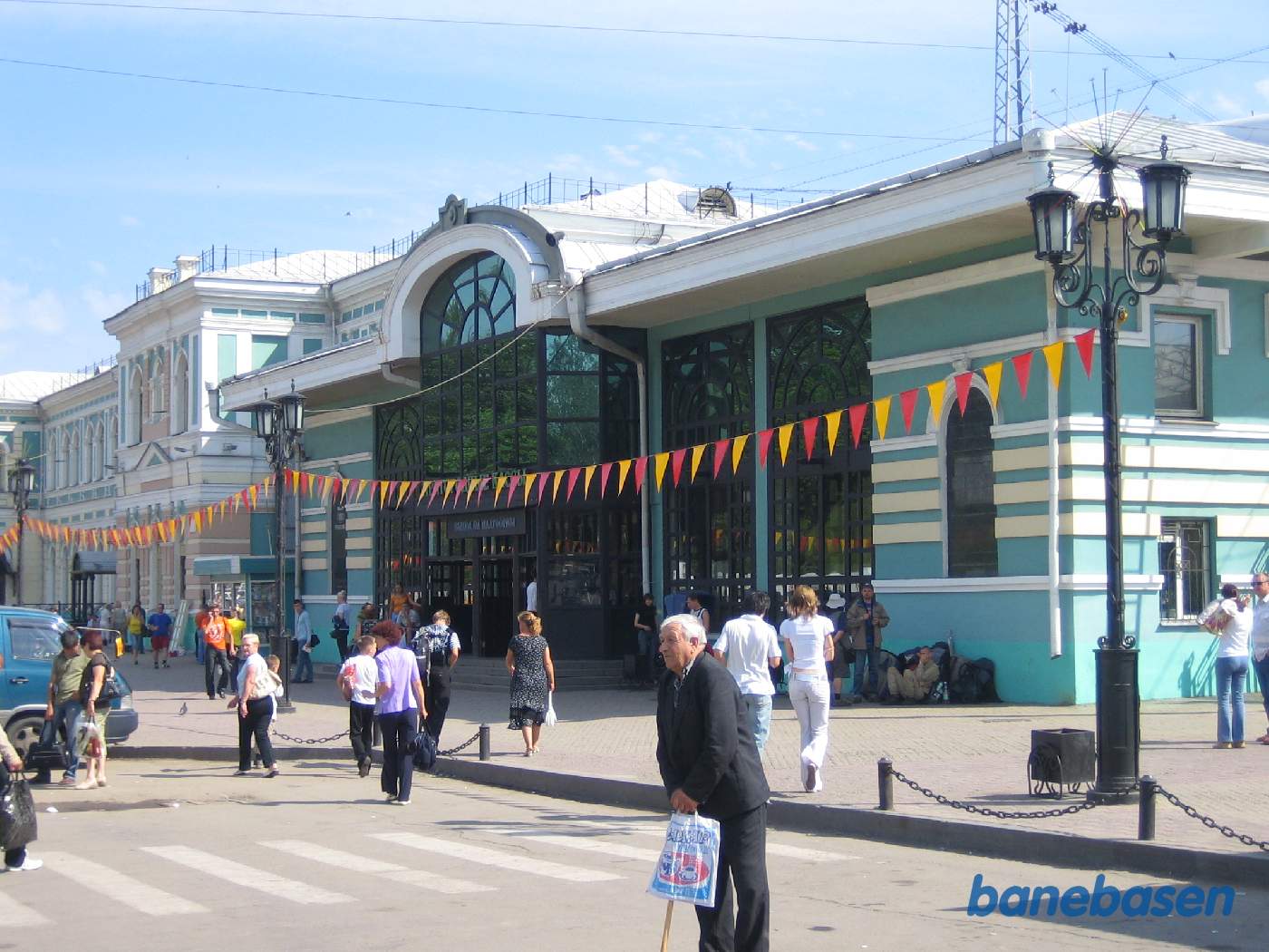 Den flotte stationsbygning set fra vejen