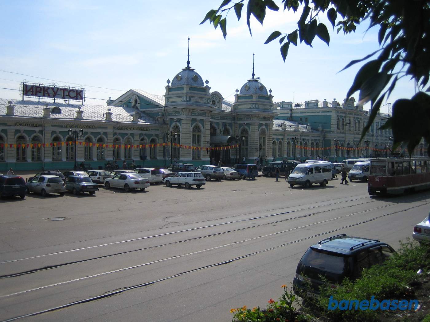 Den flotte stationsbygning set fra vejen