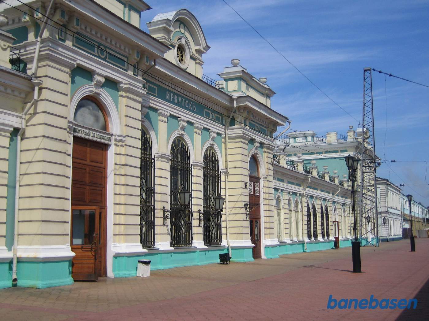 Den flotte stationsbygning set fra perronen