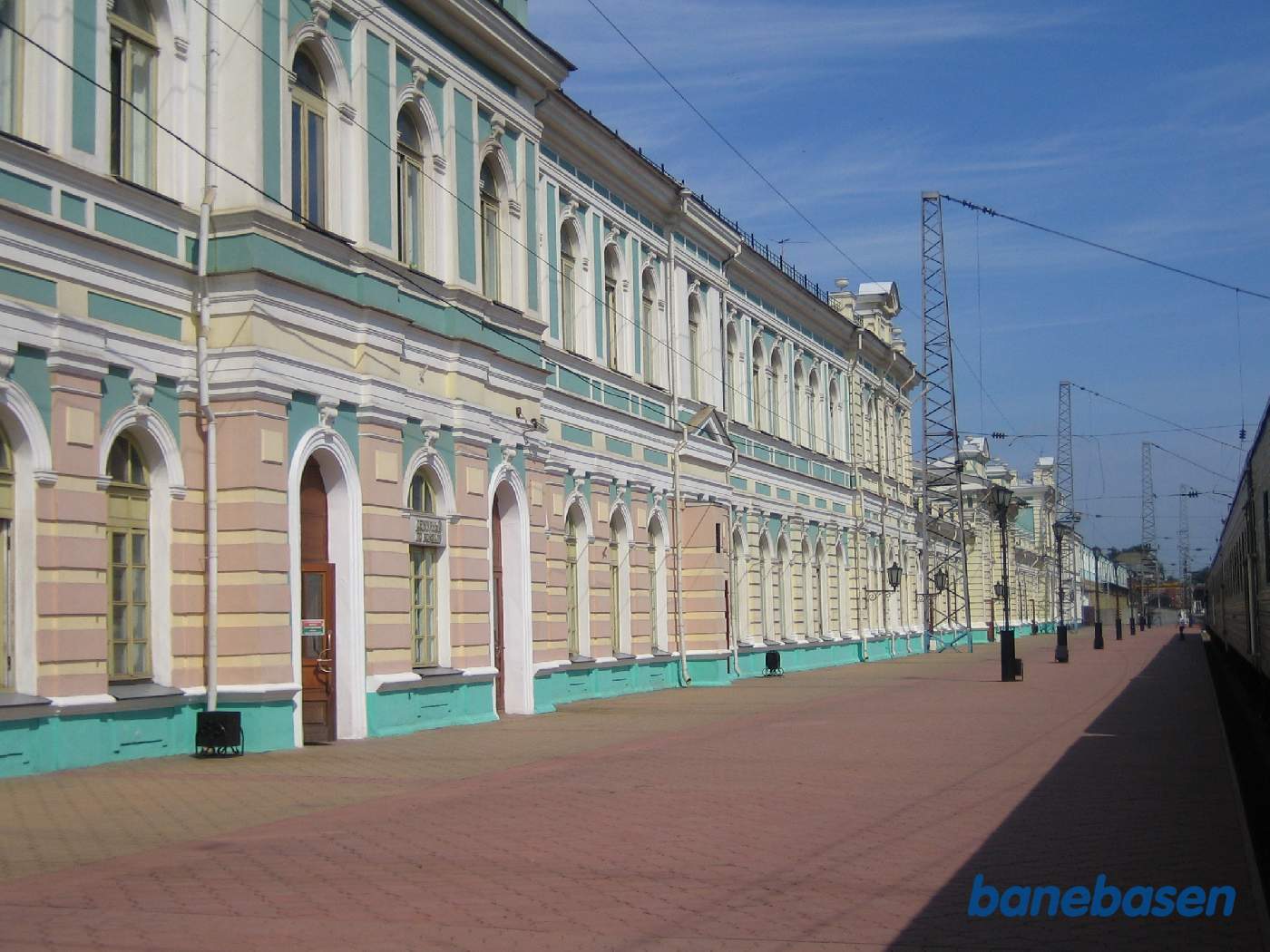 Den flotte stationsbygning set fra perronen