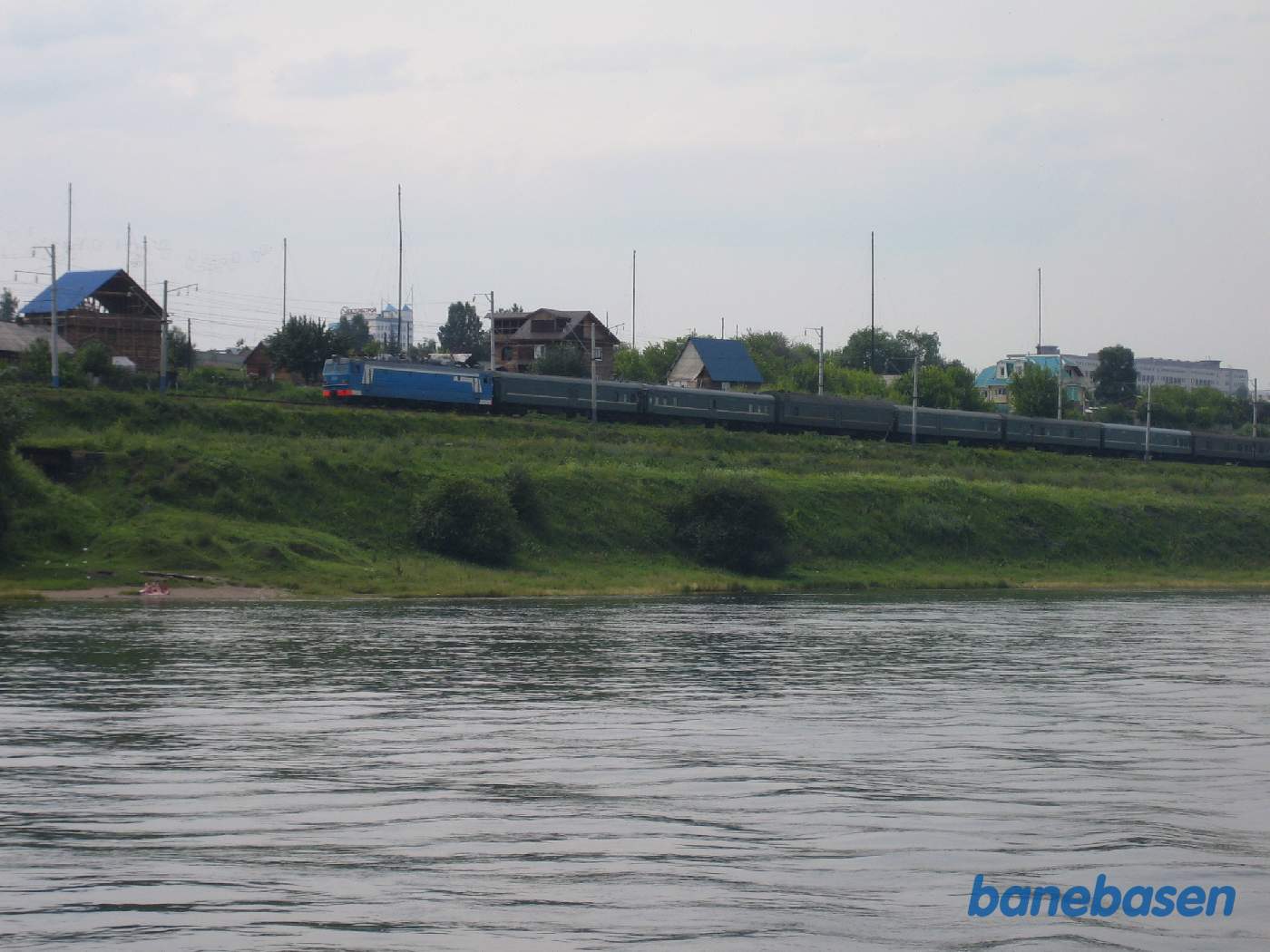 Et persontog har netop forladt stationen i retning mod Sludyanka