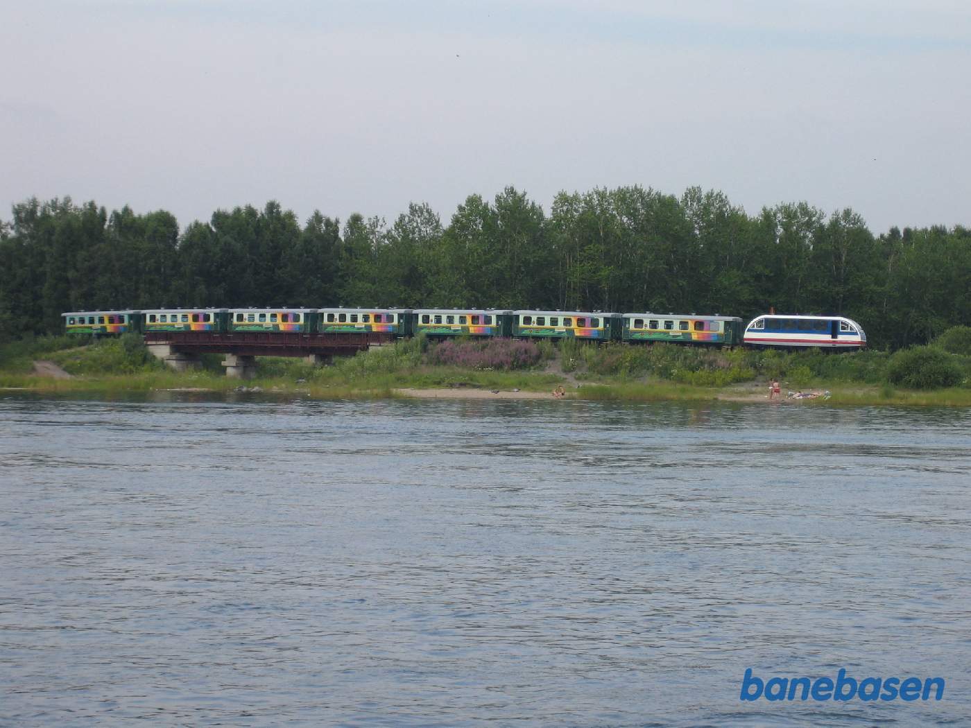 På den lille ø midt ude i Angara floden (Youth Island), er der en park med forlystelser, bl.a. denne lille parkbane