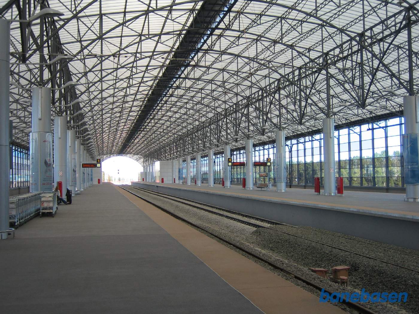 Et vue ud over den tomme station