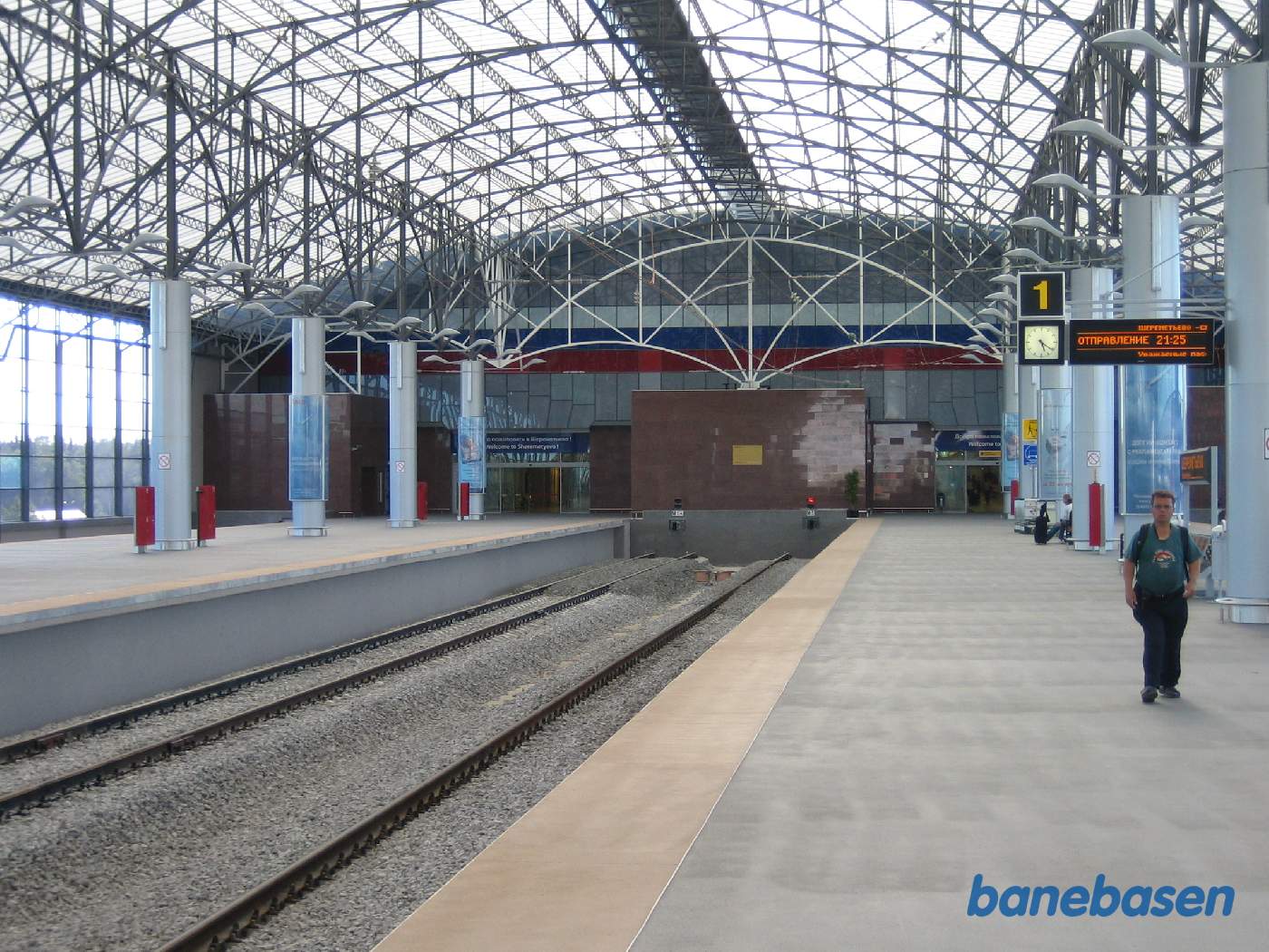 Et vue ud over den tomme station