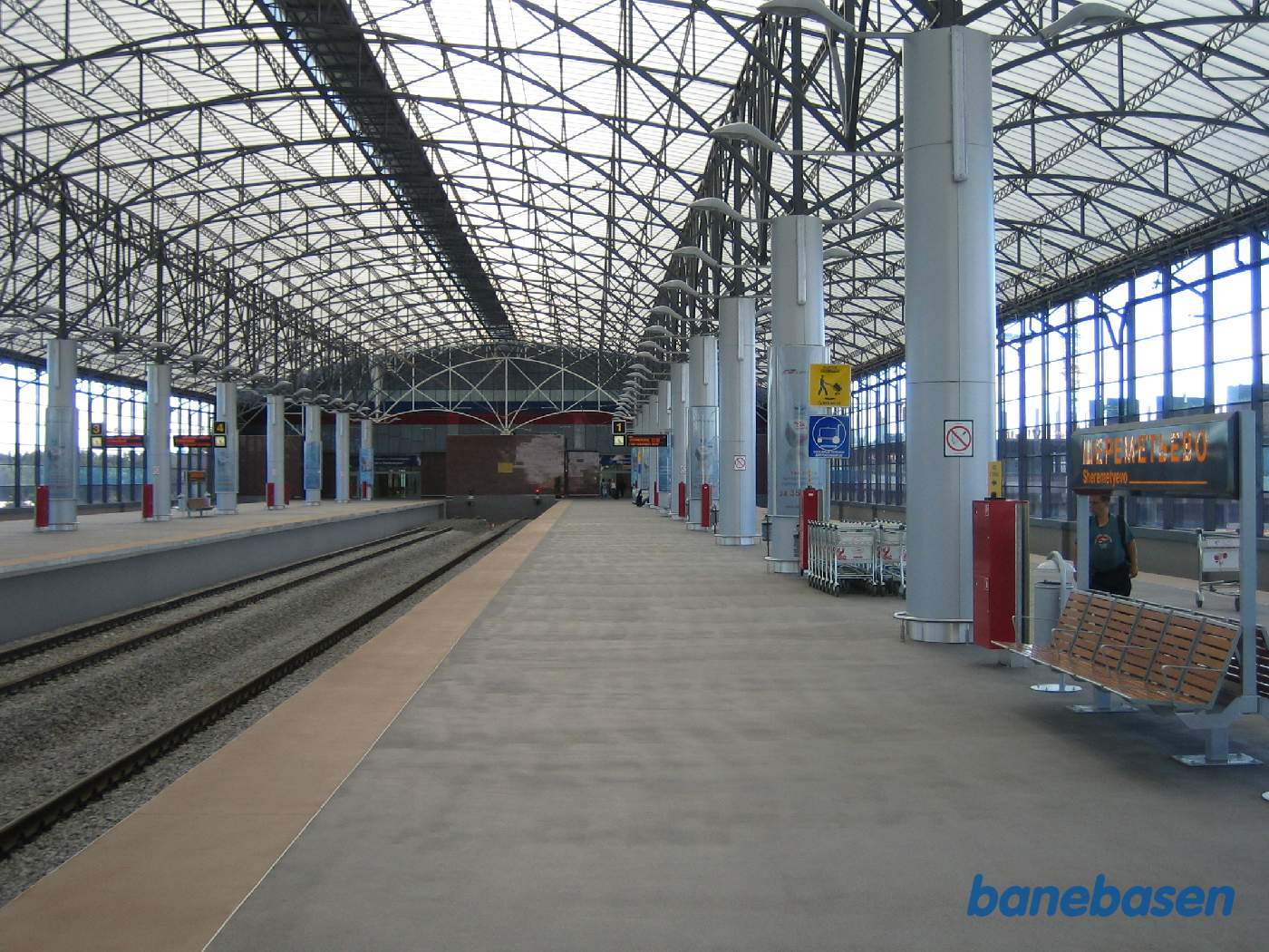 Et vue ud over den tomme station