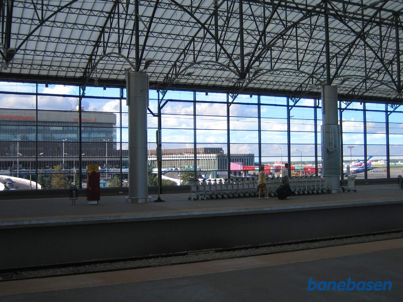 Ud gennem stationens store glasvægge ses terminal 2 for international trafik