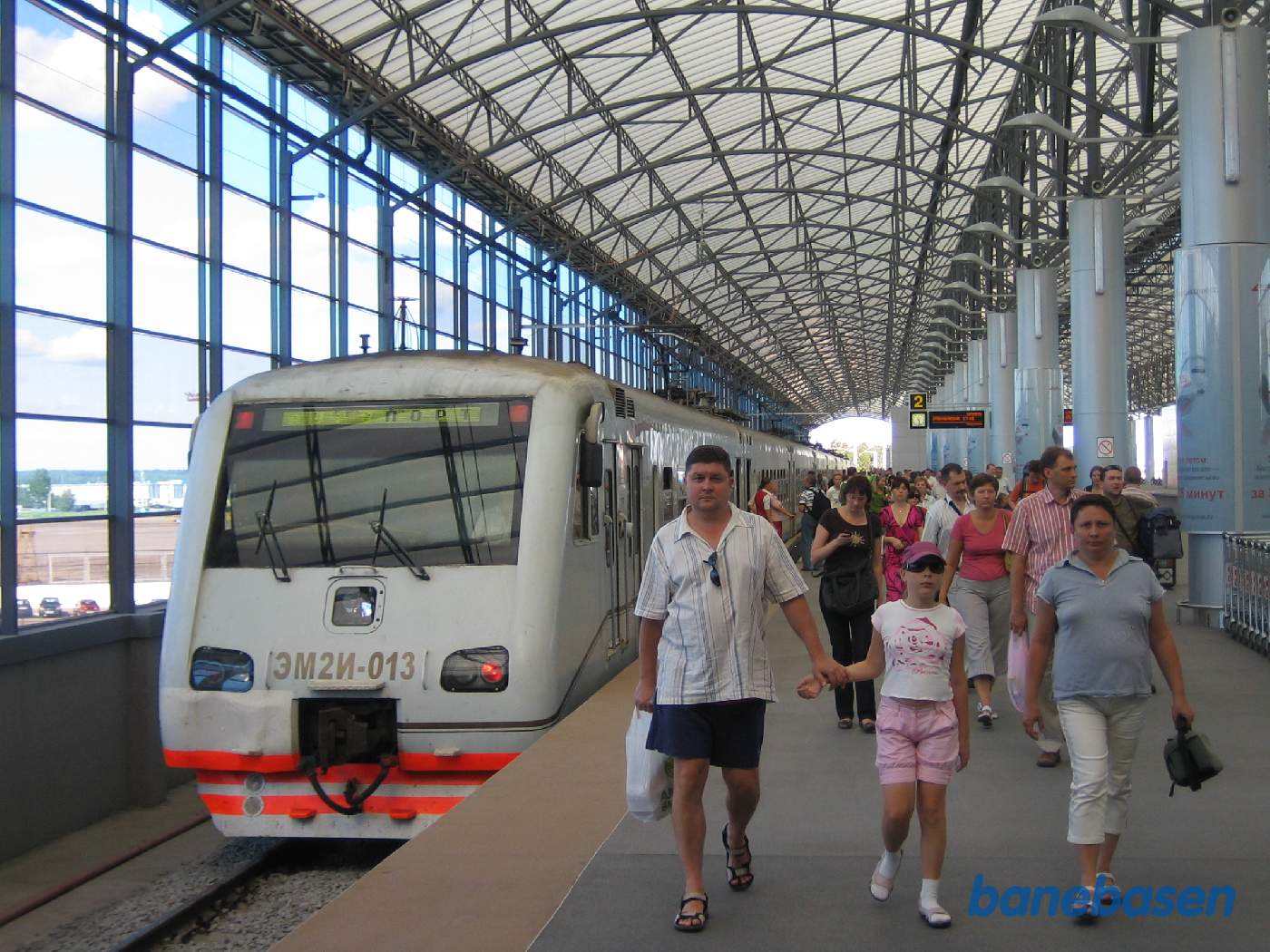 Et persontog er netop ankommet og passagererne myldre ud på perronen