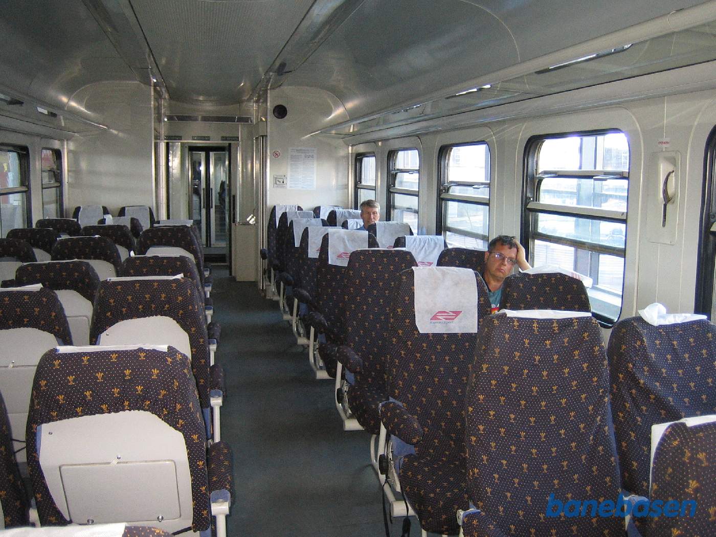 En næsten tom personvogn set indefra, på vej fra lufthavnen til Moskva centrum