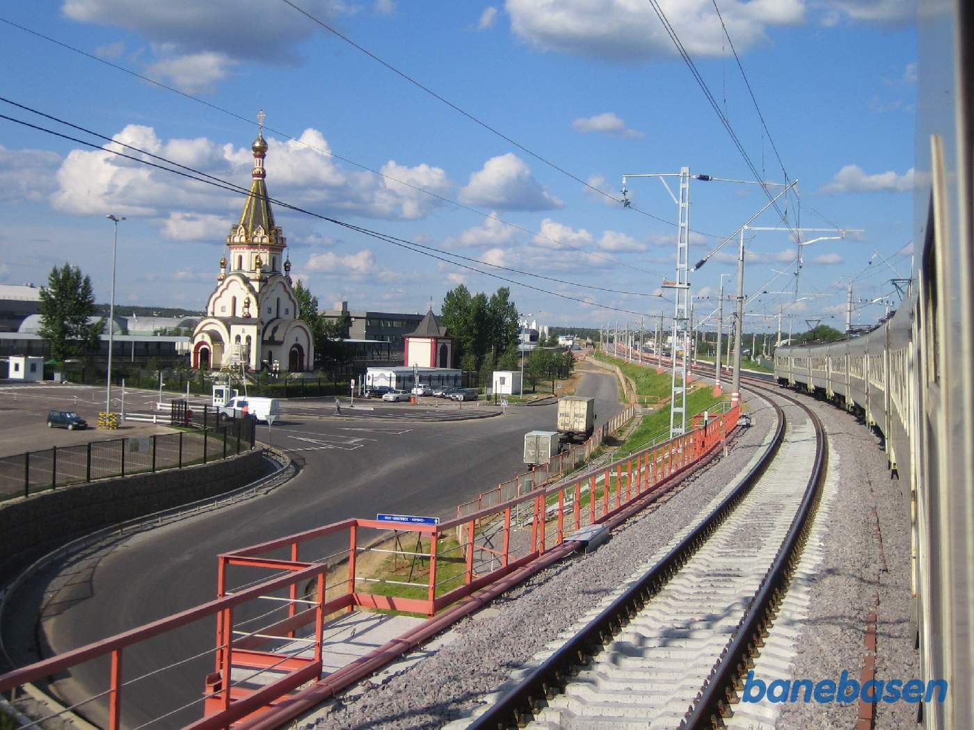 Toget har netop forladt stationen, lufthavnen inde til venstre