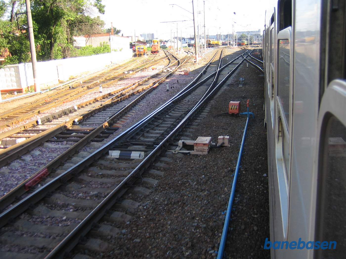 Så er vi kommet ind på den gamle banestrækning ind mod Moskva. Vi nærmer os en af de mange banegårde