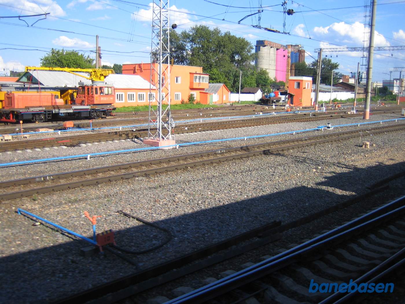Så er vi kommet ind på den gamle banestrækning ind mod Moskva. Vi nærmer os en af de mange banegårde