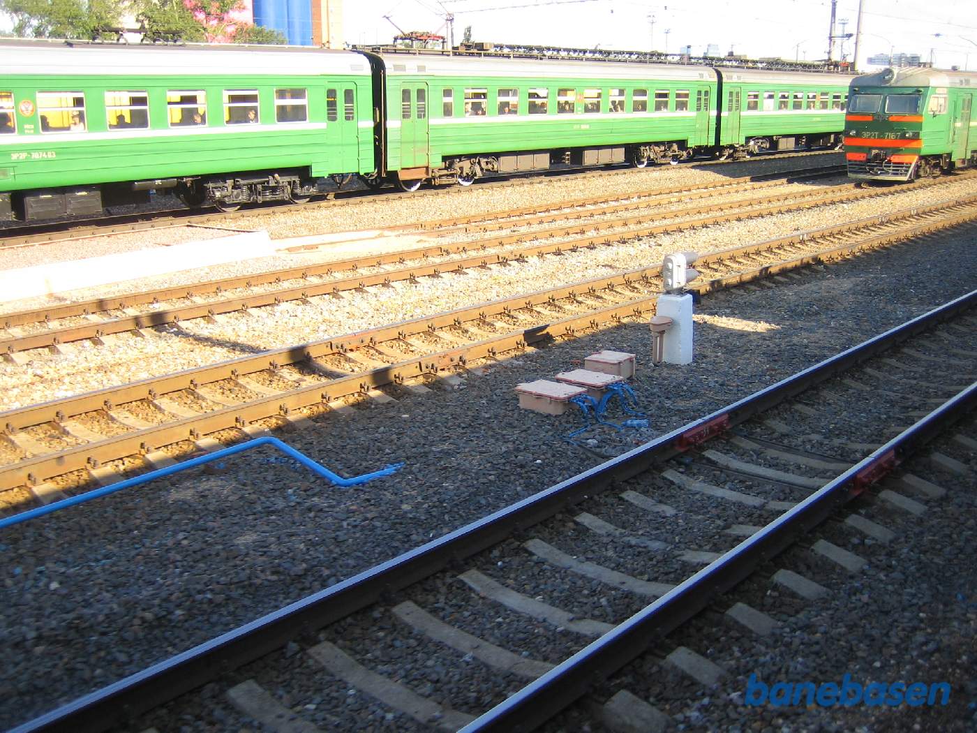 Vi møder et persontog på vej ud af stationen