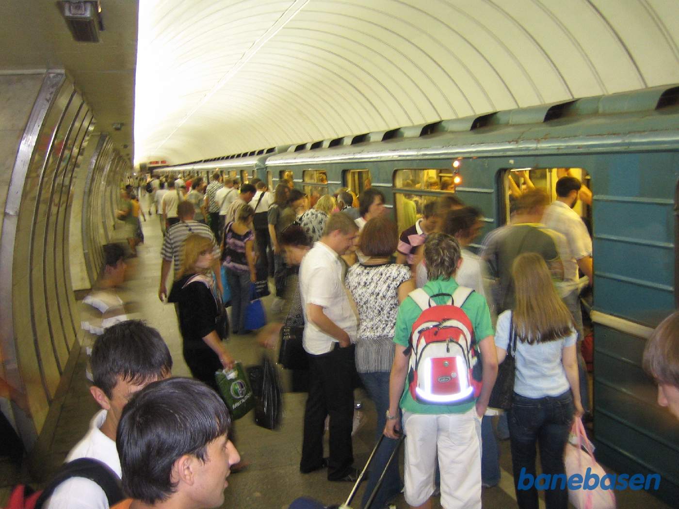Travlhed i metroen i Moskva, hvor et tog holder ved perron