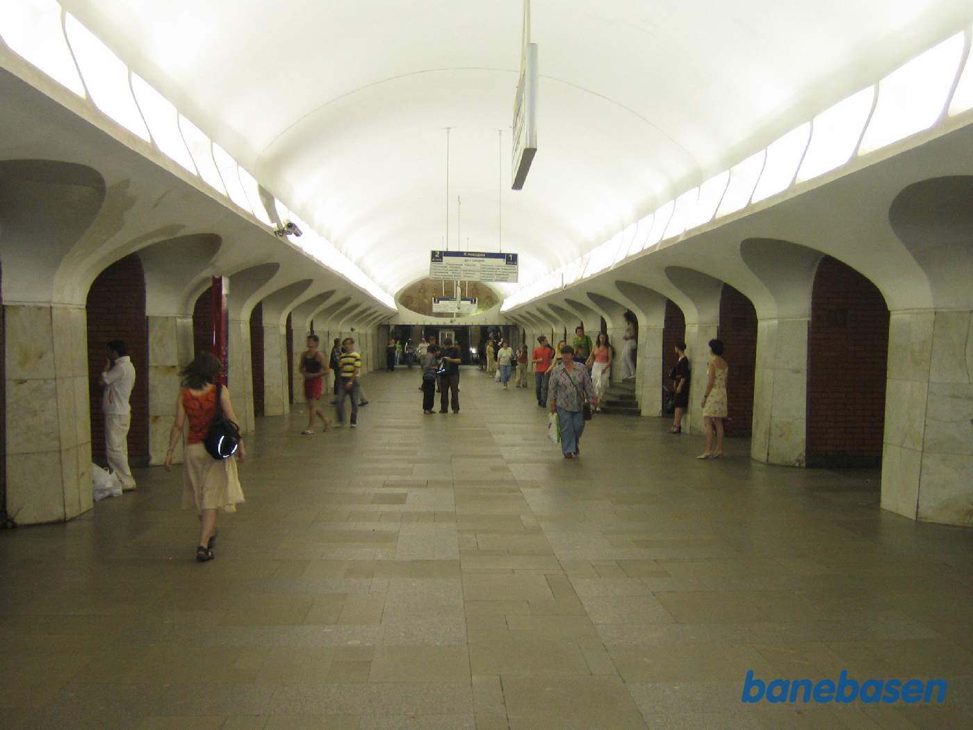 Den store lyse midtergang nede i metroen. Perronerne ligger hhv. til venstre og til højre og der er adgang gennem de mange hvælvede gange