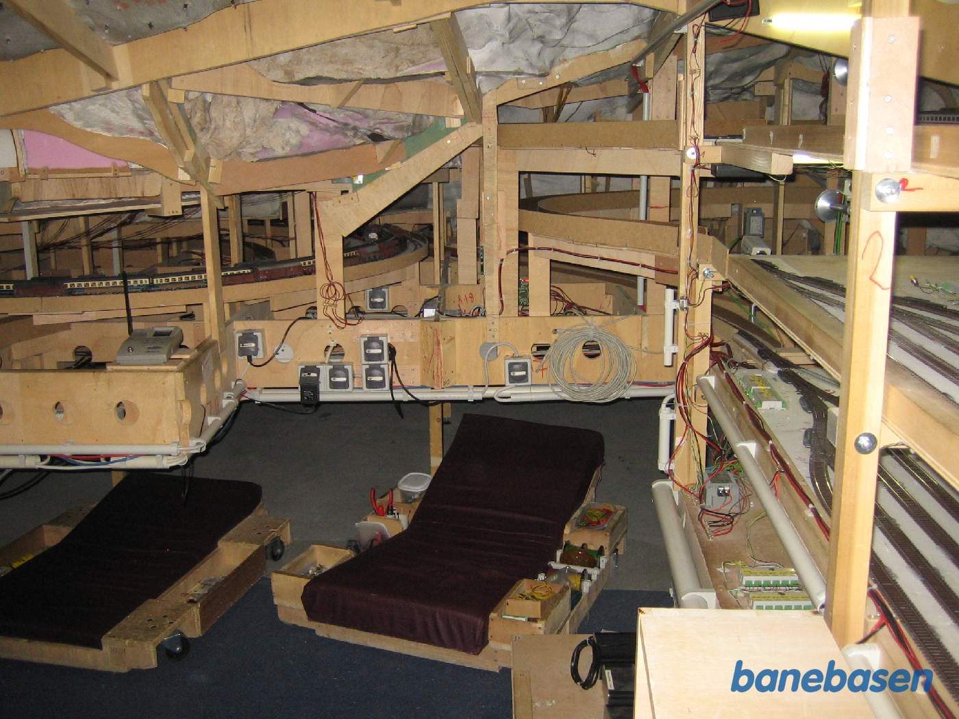 Inde i bjerget med de store opstillingsstationer