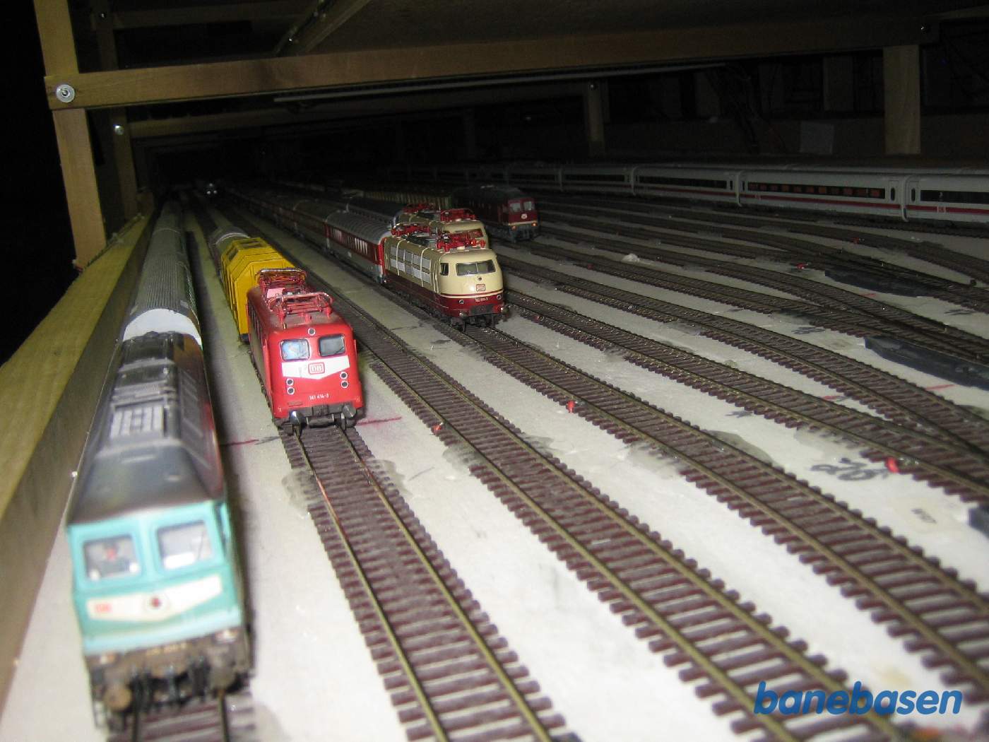 Inde i bjerget med de store opstillingsstationer