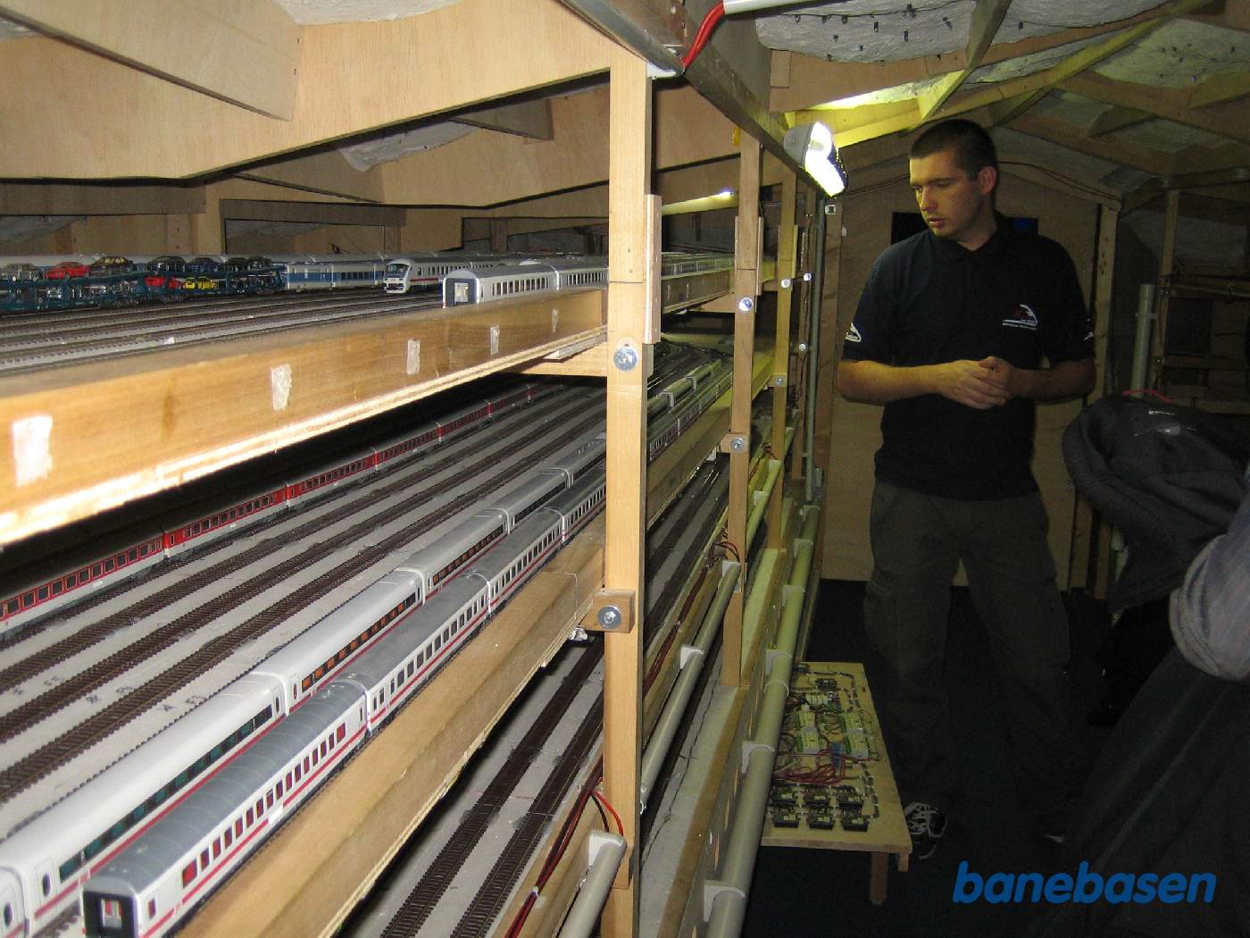 Inde i bjerget med de store opstillingsstationer