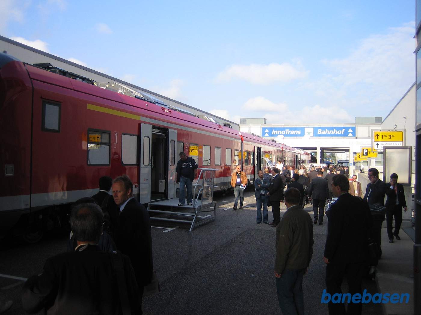 Et persontog holder i et af de 2 lange spor mellem udstillingshallerne, mange besøgende