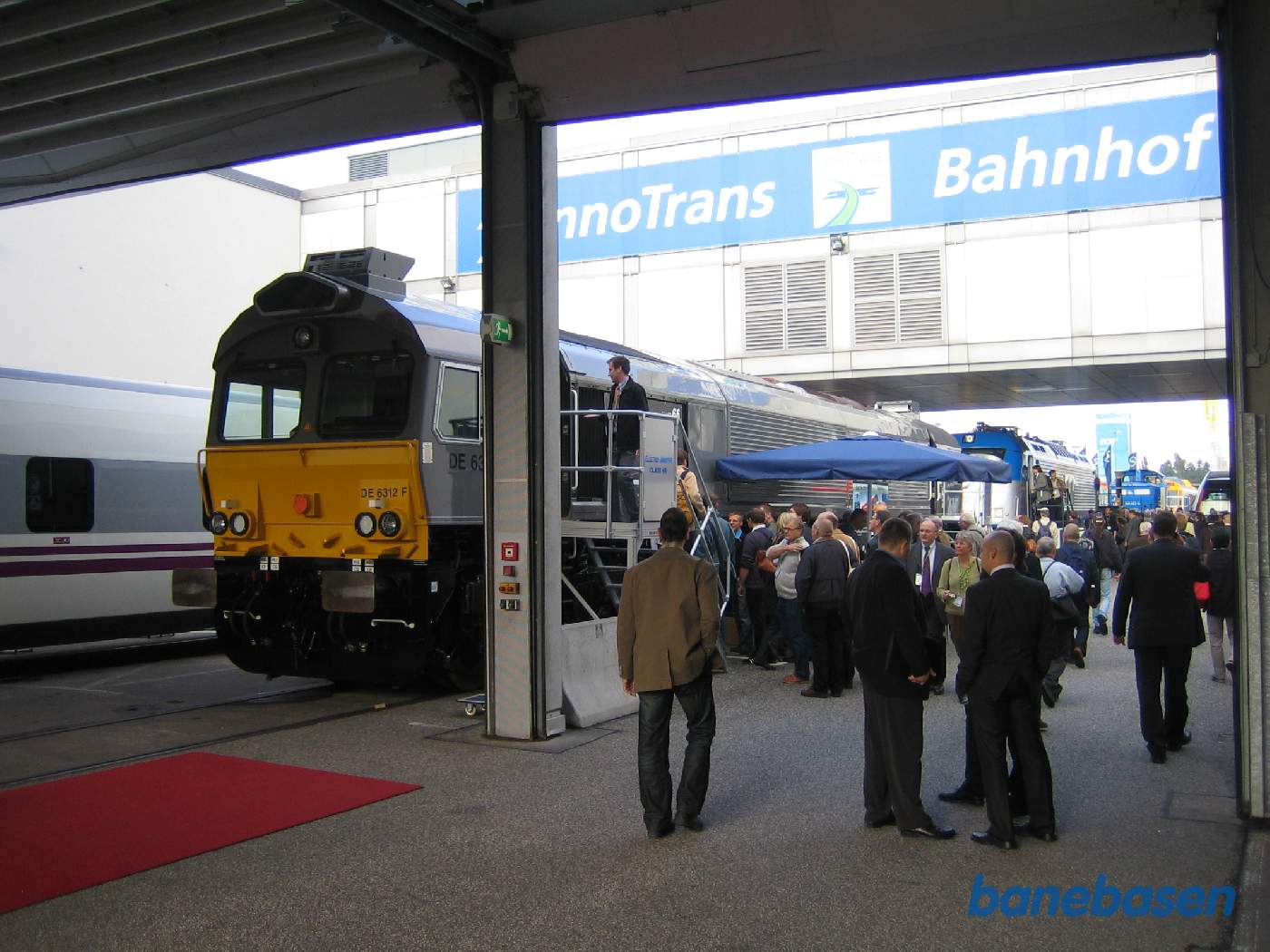 Et helt nyt diesellokomotiv betragtes af gæsterne