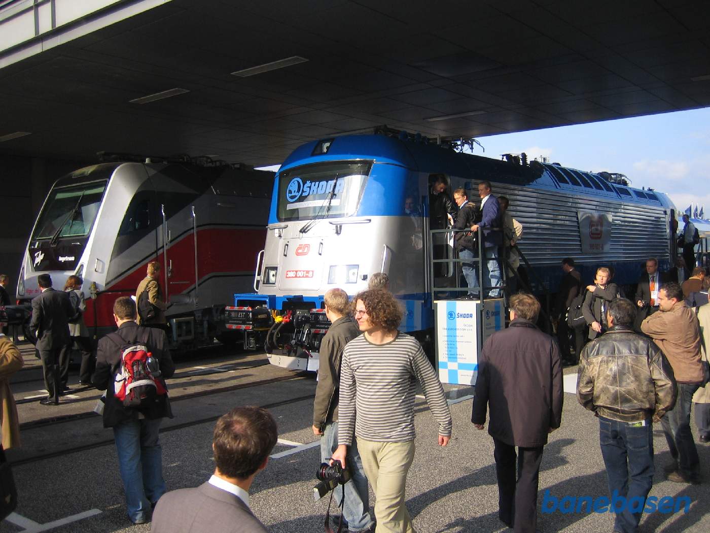 2 helt nye elektriske lokomotiver betragtes både ud- og indvendigt af gæsterne