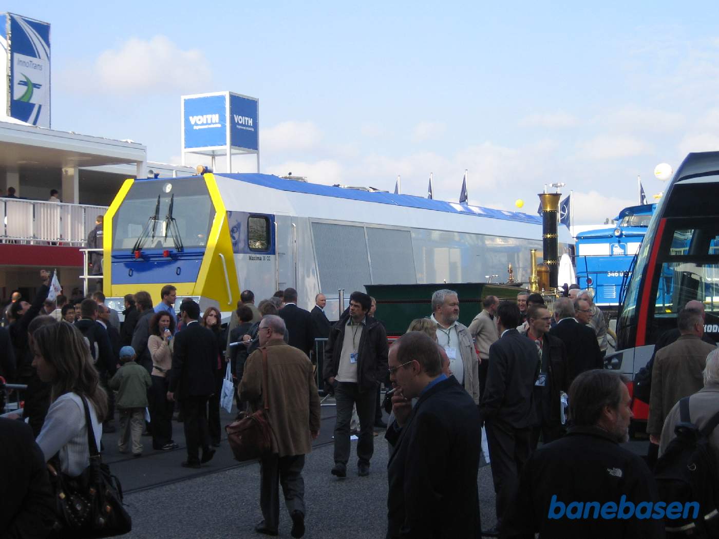 Et helt nyt diesellokomotiv betragtes af gæsterne. Et lille damplokomotiv i forgrunden