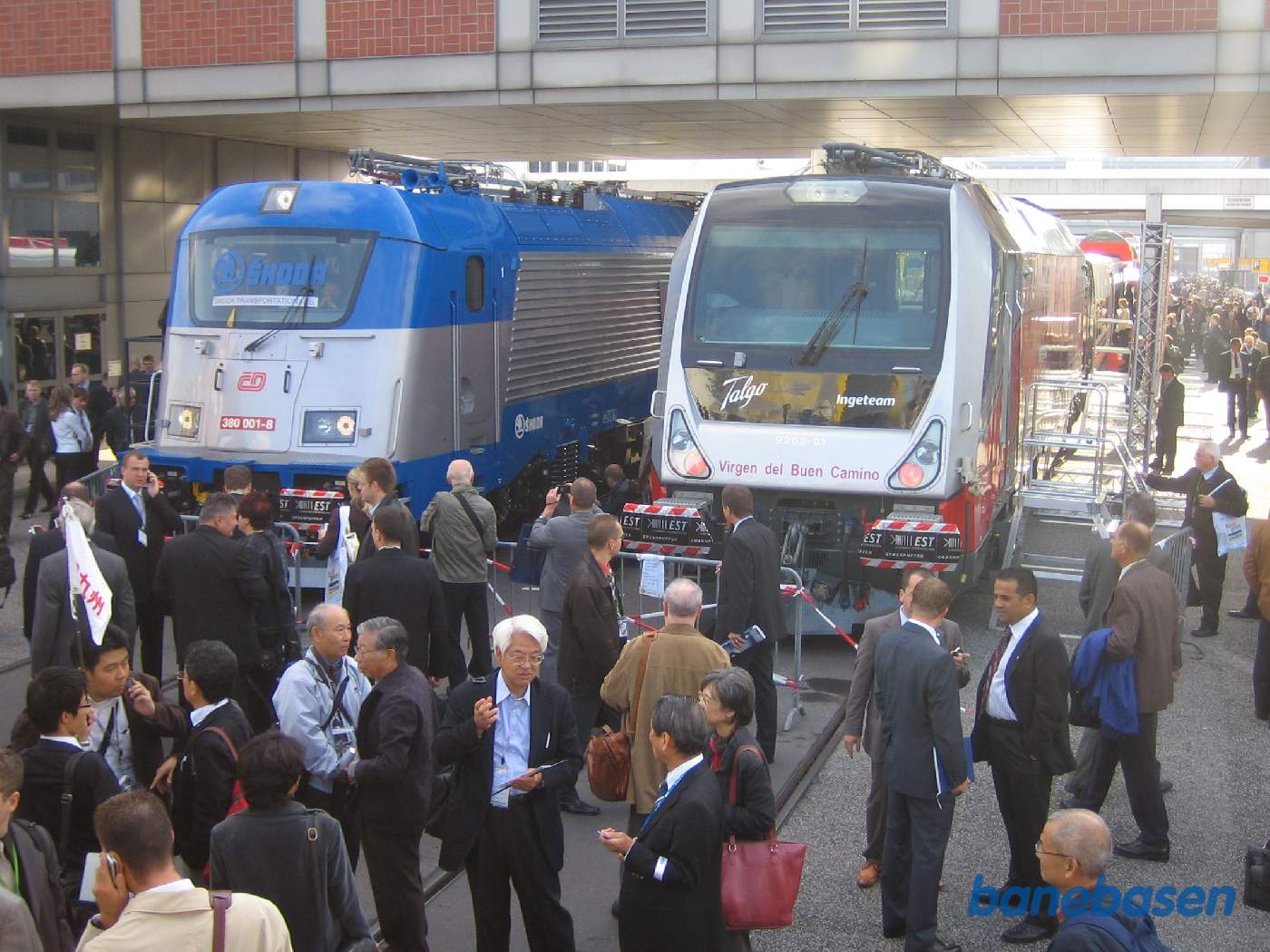 2 helt nye elektriske lokomotiver betragtes både ud- og indvendigt af gæsterne