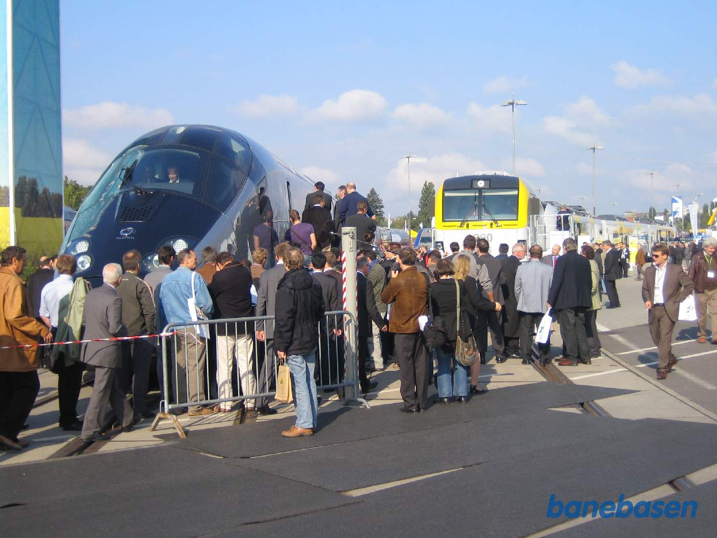Vi er ude på den store vestlige plads med mange opstillingsspor. Der er lange køer for at komme ind og se togene indvendigt