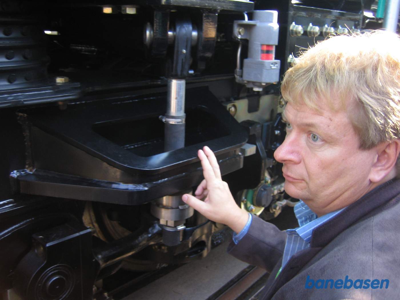 En bogie undersøges af en gæst