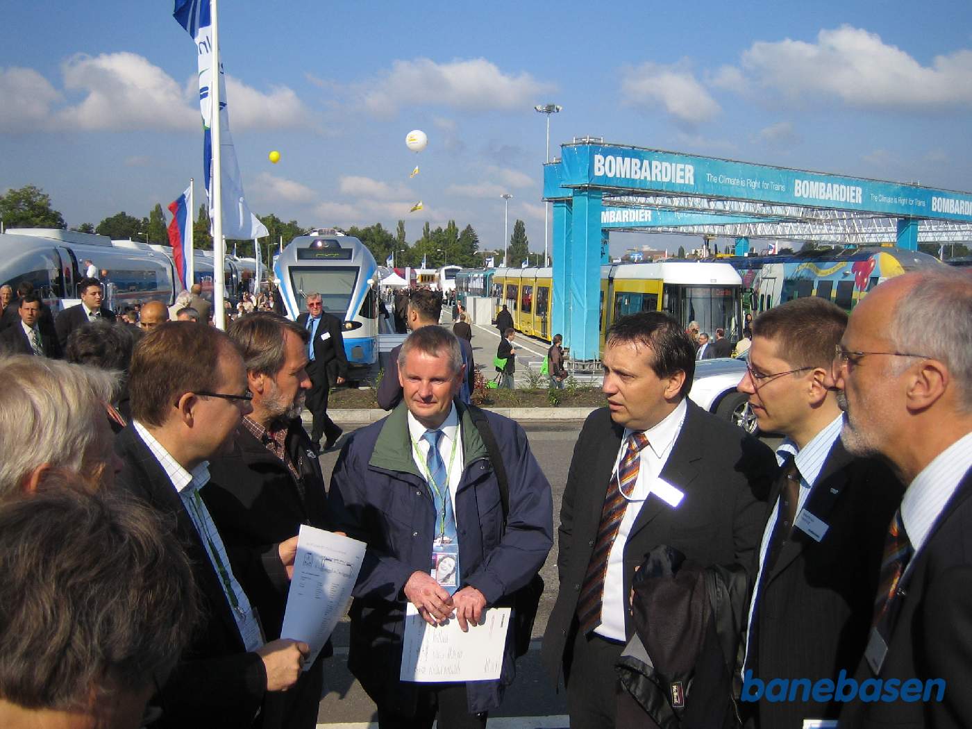 En gruppe gæster fra forskellige jernbaneselskaber står og snakker