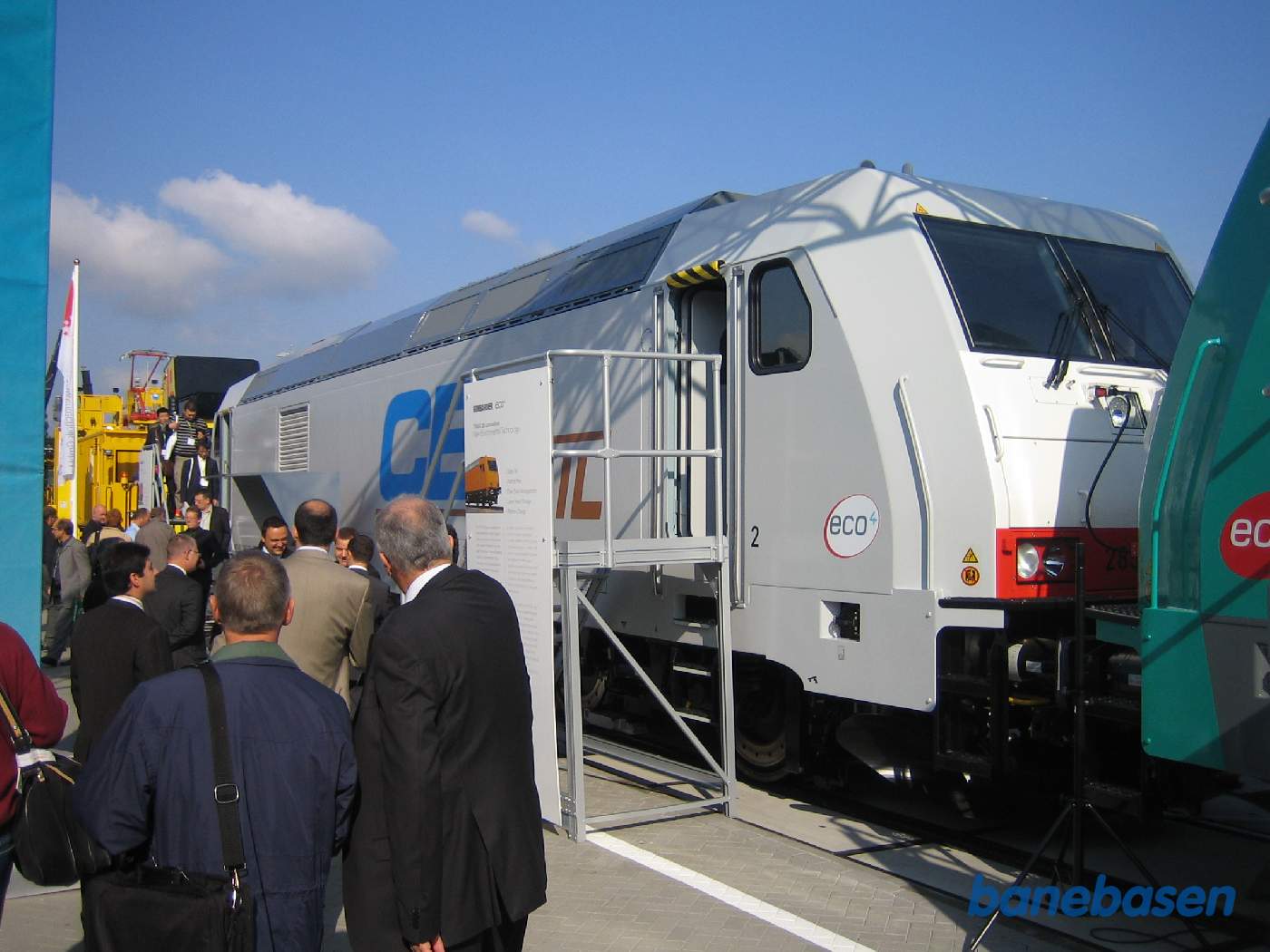 Et helt nyt diesellokomotiv betragtes af gæsterne