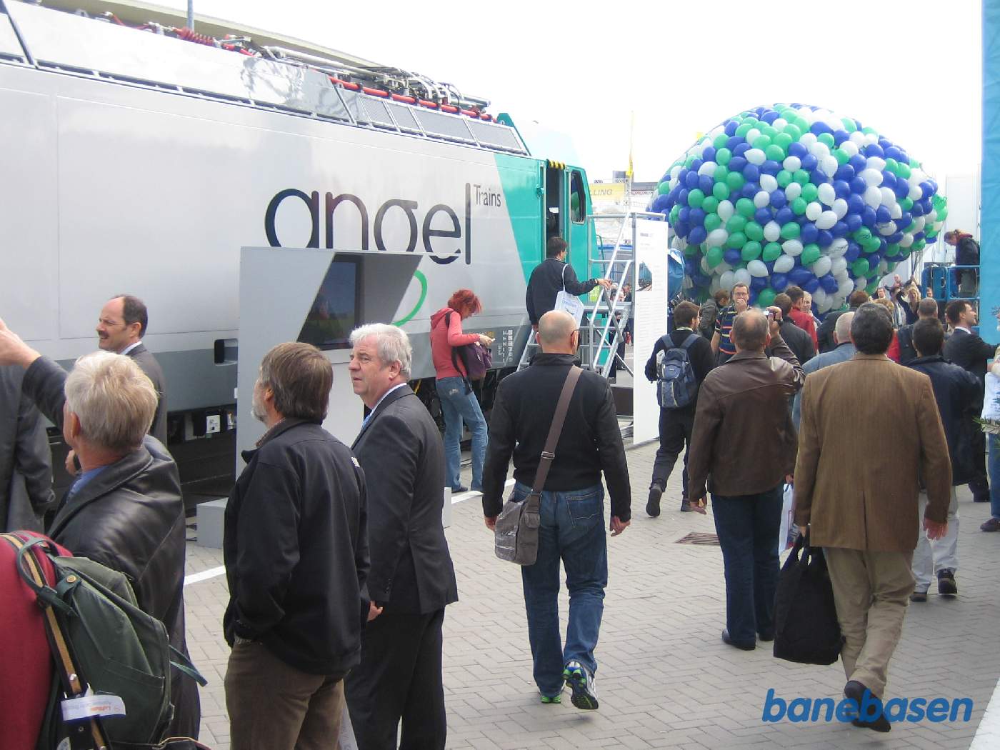 Et helt nyt diesellokomotiv betragtes af gæsterne. En masse balloner er klar til at blive sendt op i himlen