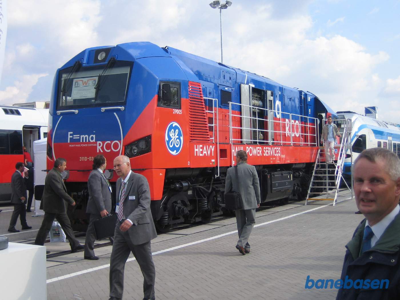 Et helt nyt diesellokomotiv betragtes af gæsterne