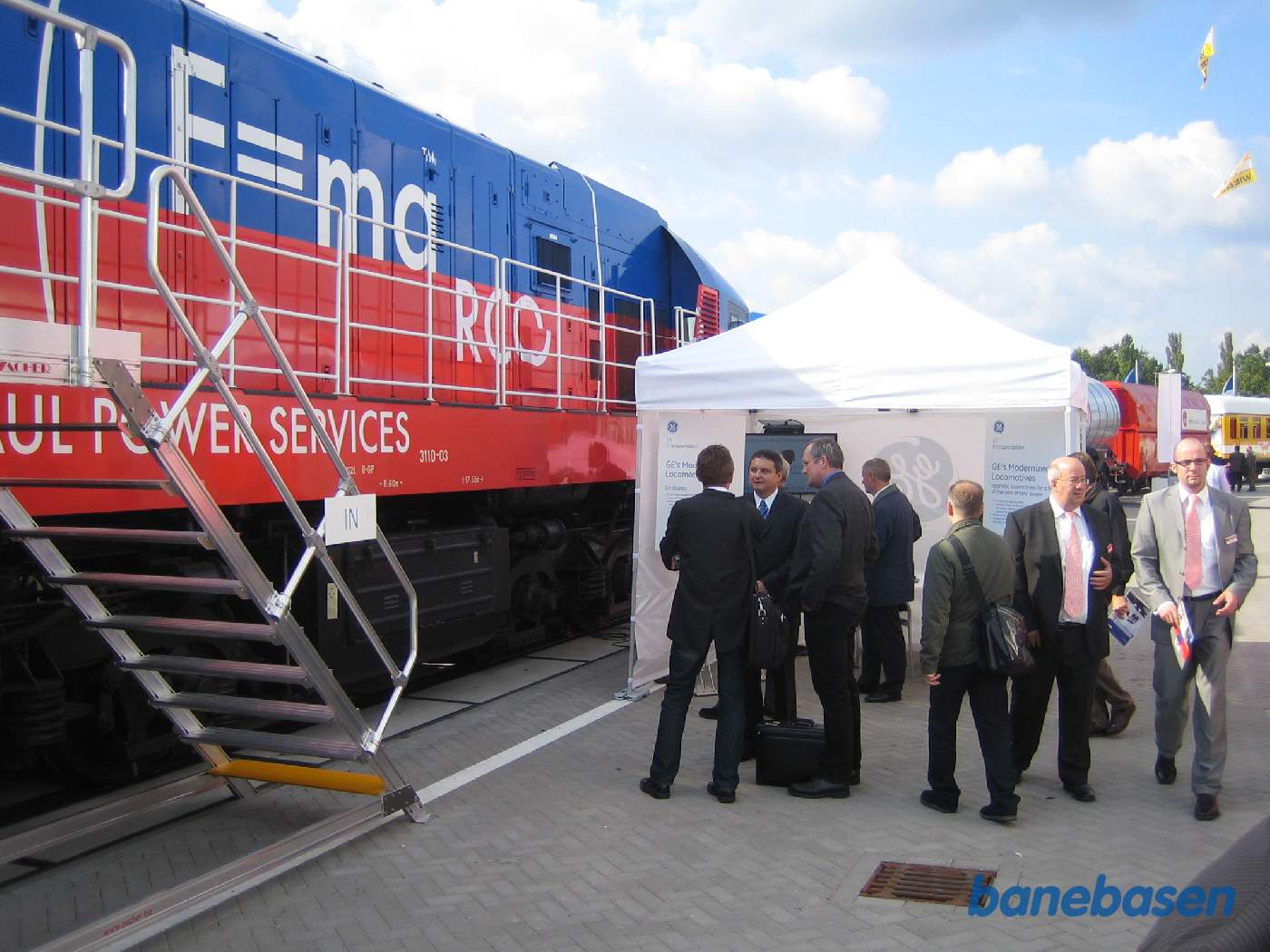 Et helt nyt diesellokomotiv betragtes af gæsterne