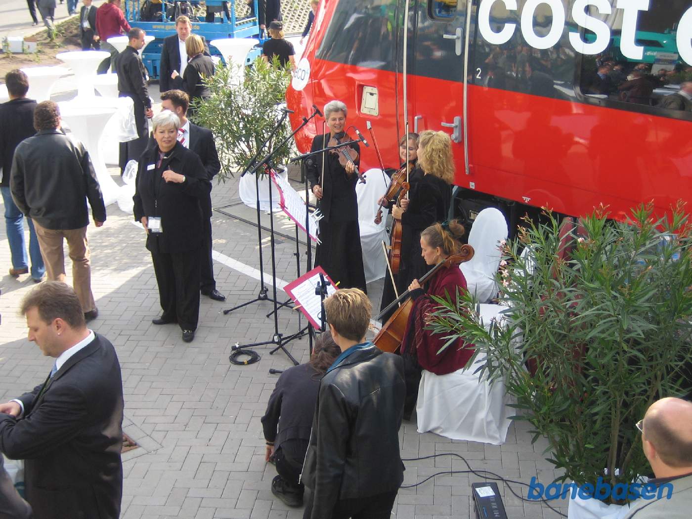 Musik i forbindelse med premiere på et helt nyt tog der ses i baggrunden