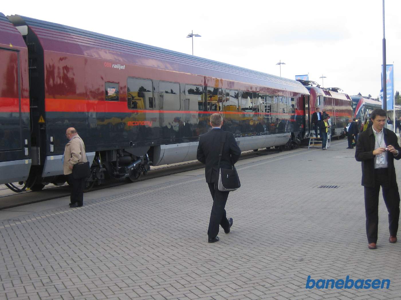 ÖBB railjet med elektrisk lokomotiv