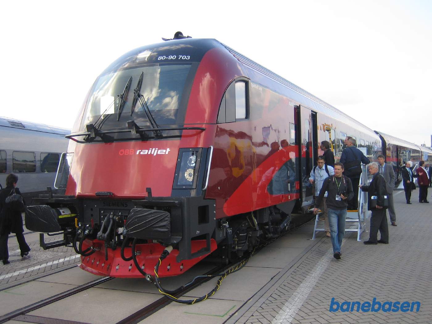 ÖBB railjet med elektrisk lokomotiv og her styrevognen i togets modsatte ende
